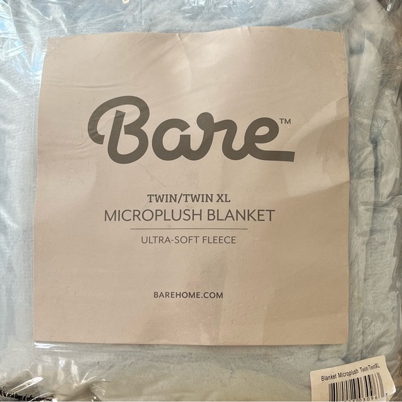 New Light Blue Microplush Twin/Twin XL Fleece Blanket by Bare Home - Picture 3 of 3